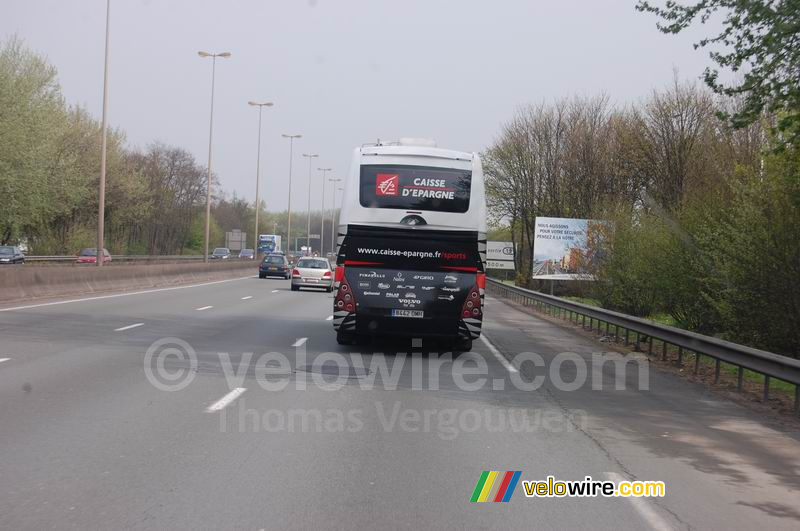 De bus van Caisse d'Epargne gezien vanuit de camper op de snelweg tussen Compiègne en Roubaix
