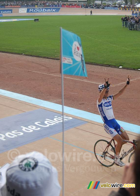 Tom Boonen wint Parijs-Roubaix 2009: en dat is 3!