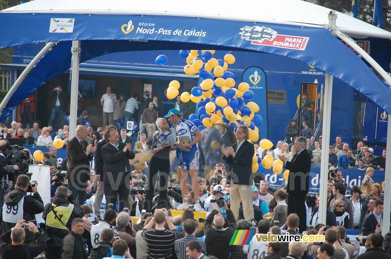 Tom Boonen krijgt de bloemen van Nathalie