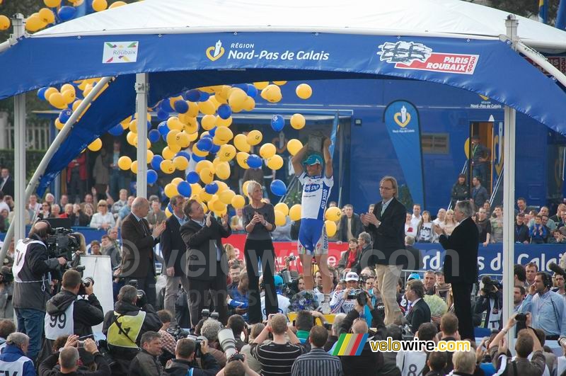 Tom Boonen houdt zijn kei in de lucht