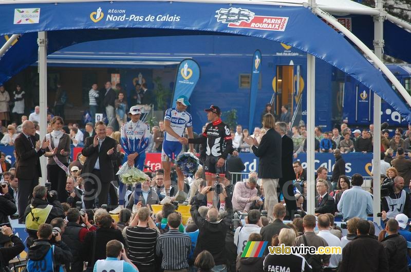 Thor Hushovd (Cervlo TestTeam) feliciteert Tom Boonen