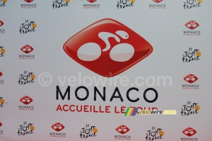 Le fond pour les interviews TV : Monaco accueille le Tour (303x)