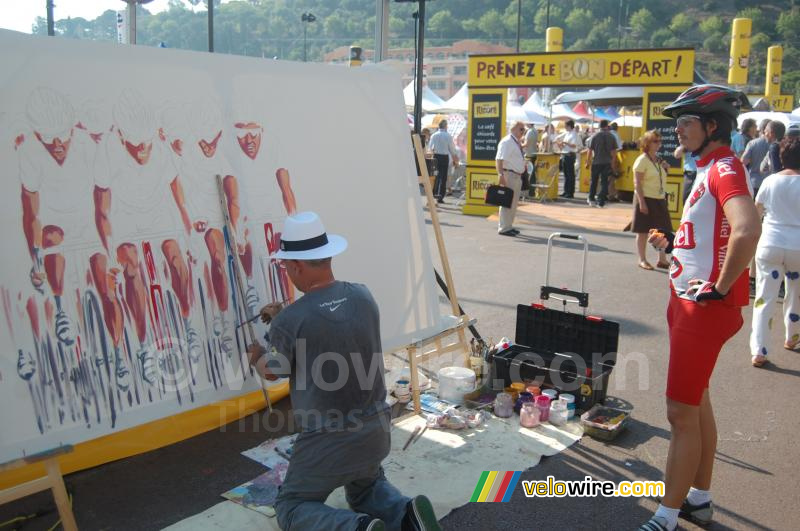 Bernard Laplume bekijkt het schilderwerk van André Fuzin