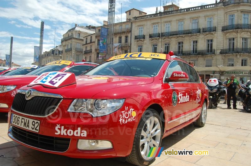 De officiële Tour de France auto's op het Place de la Comédie in Montpellier