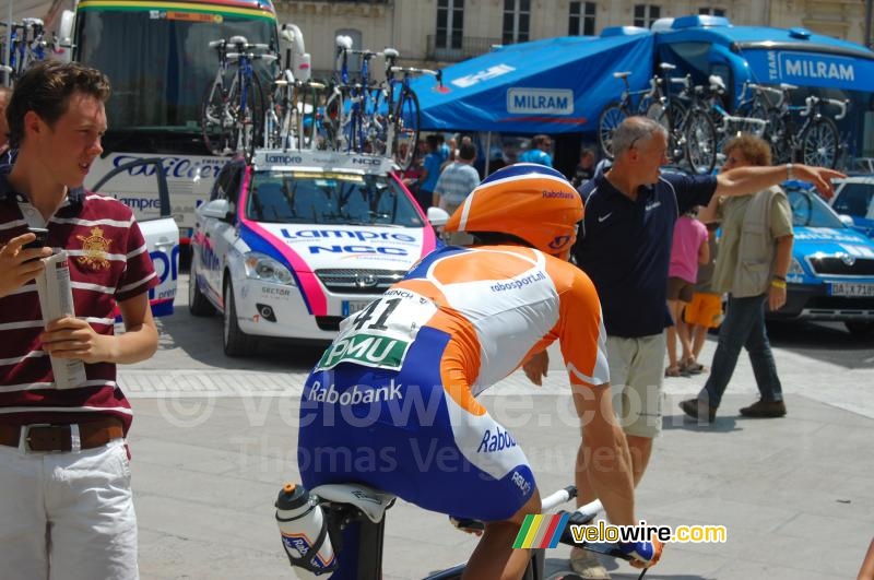 Denis Menchov (Rabobank) met een bidon aan zijn zadel