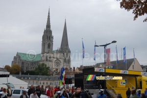 The podium car in front of the cathedral (1285x)