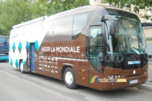 Le bus de l'équipe AG2R La Mondiale (1573x)