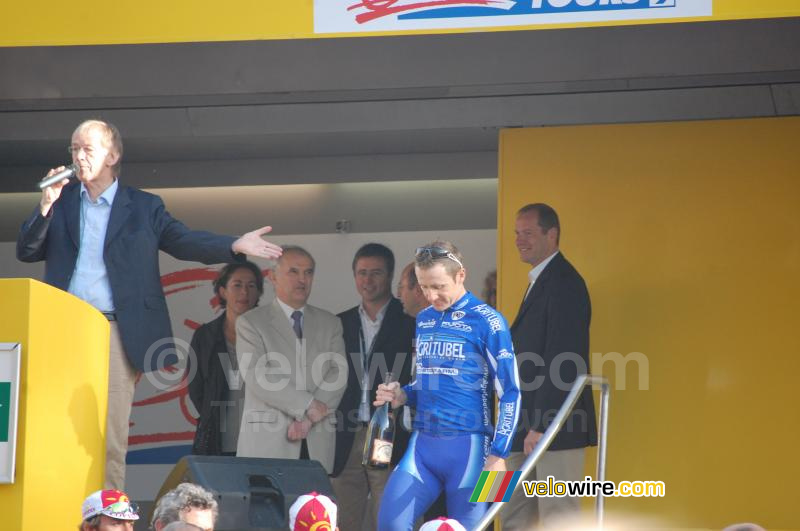 Nicolas Jalabert (Agritubel) neemt afscheid met een fles champagne