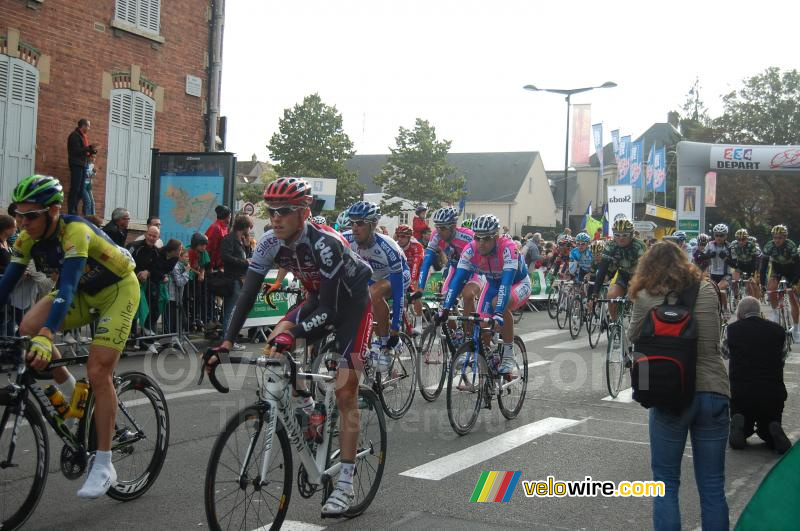 Start Paris-Tours 2009 (7) - met de latere winnaar Philippe Gilbert