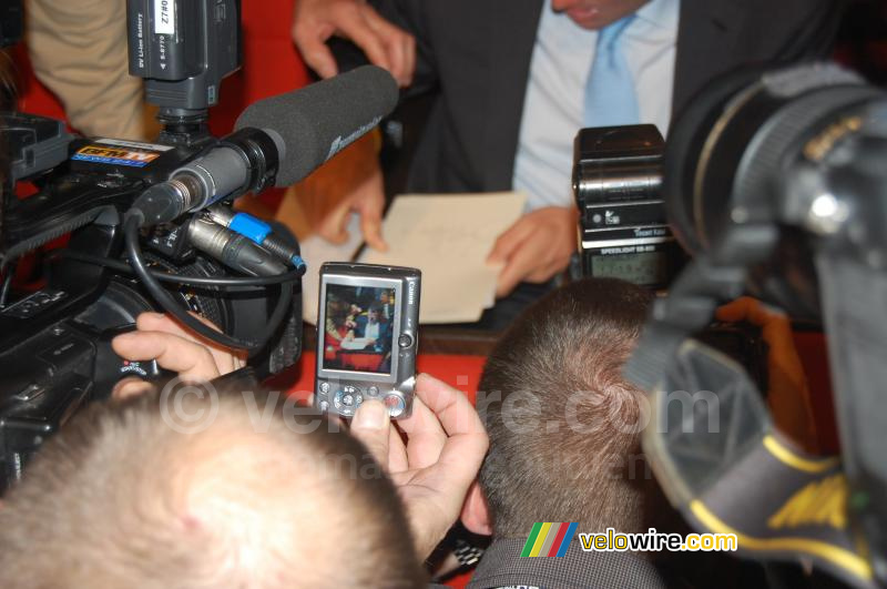 Iemand maakt een foto van Lance Armstrong