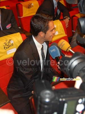 Alberto Contador en interview avec les radio & TV espagnoles (837x)