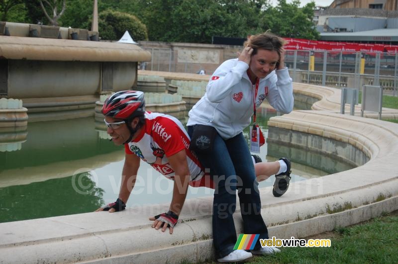 Marie-Caroline maakt de warming up van Marc Dumailleau wat zwaarder