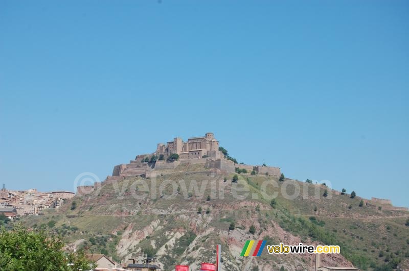 Een kasteel op een berg