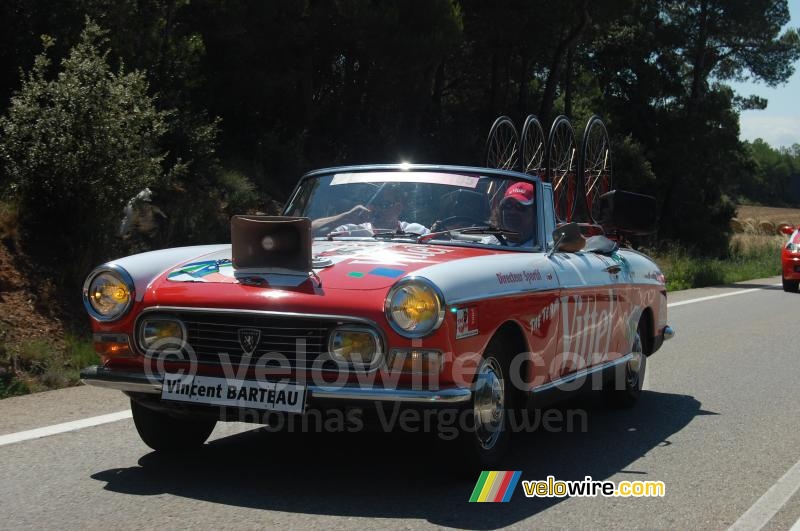 De Peugeot 404 van coach Vincent Barteau van Team Vittel