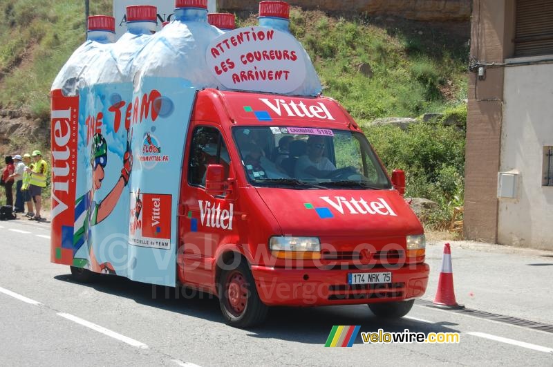 Een waterpak van Vittel op de weg