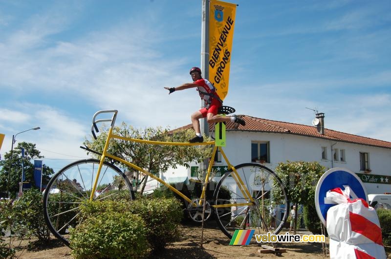 Marc Dumailleau op een reuzefiets