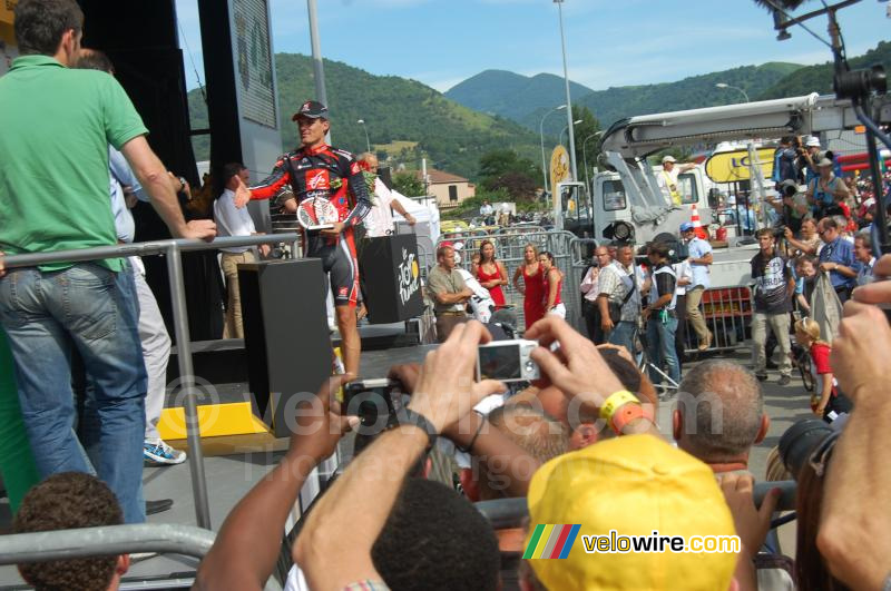 Luis Léon Sanchez (Caisse d'Epargne) neemt de felicitaties in ontvangst in Saint-Girons