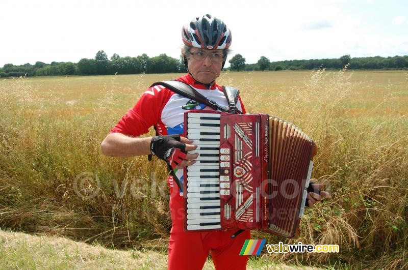 Rémy Ancelle speelt accordeon