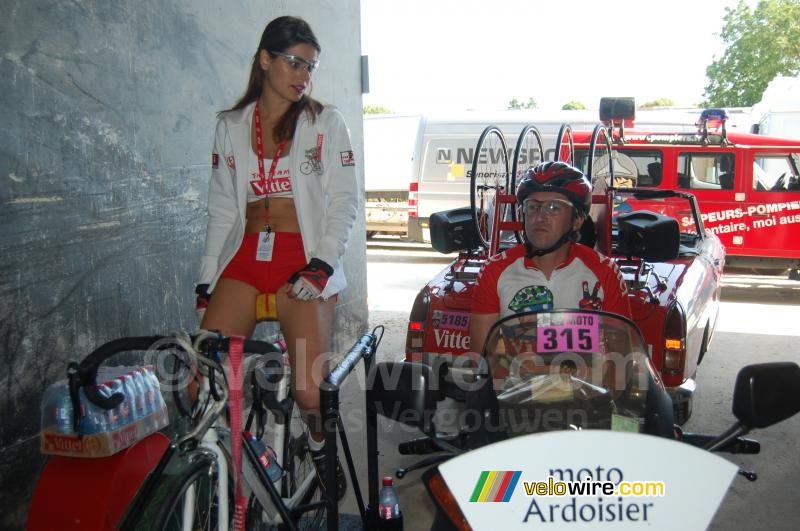 Maria Del Velo en Thierry Roublard (Team Vittel) bereiden zich voor op de etappe