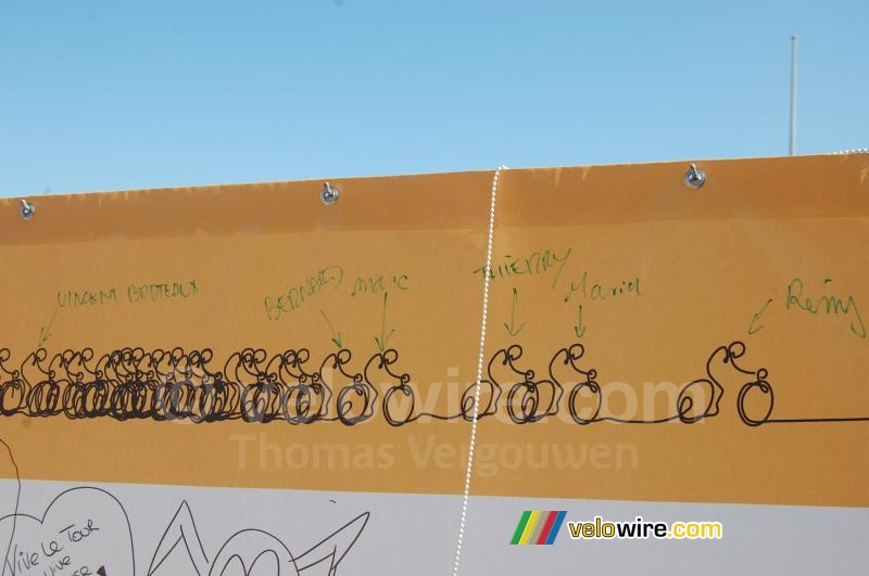 The Team Vittel op het spandoek in het Village Départ