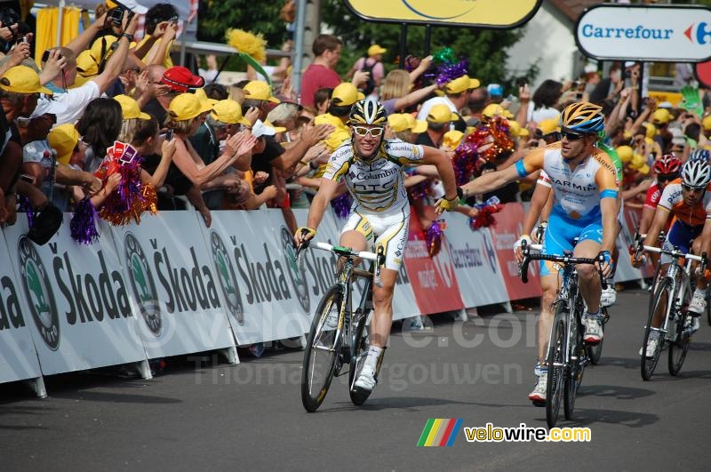 Mark Cavendish (Columbia-HTC) wordt gefeliciteerd door Tyler Farrar (Garmin-Slipstream)