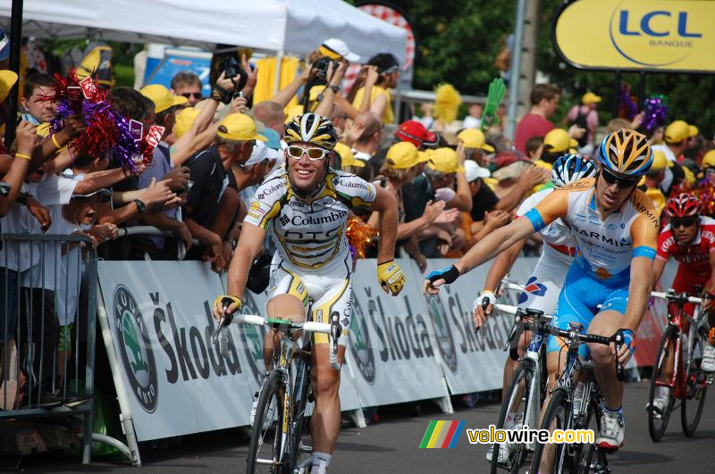 Mark Cavendish (Columbia-HTC) wordt gefeliciteerd door Tyler Farrar (Garmin-Slipstream) (2)