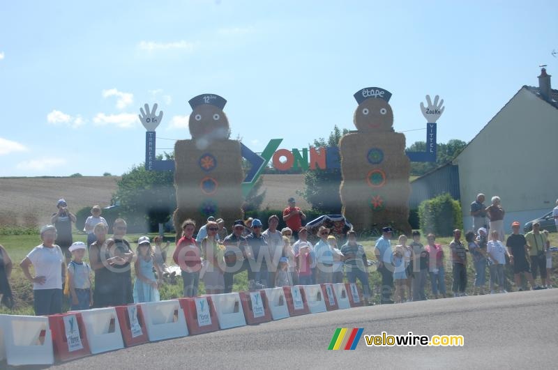 Commissey heet de Tour welkom (2)