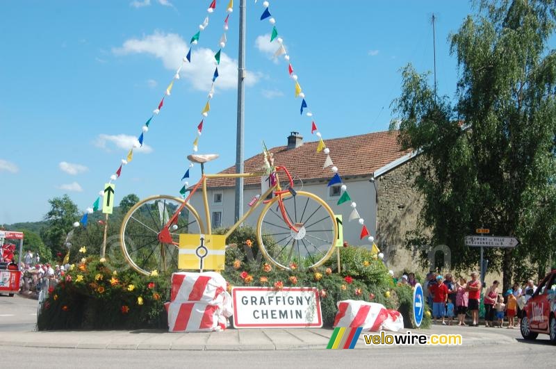 Een reuzefiets in Graffigny Chemin