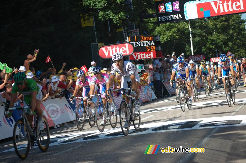 Mark Cavendish (Columbia-HTC) wint de sprint voor de 8ste plaats in Vittel (2)