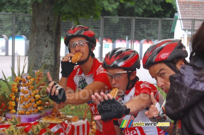 The Team Vittel mange du petit déjeuner en cachette