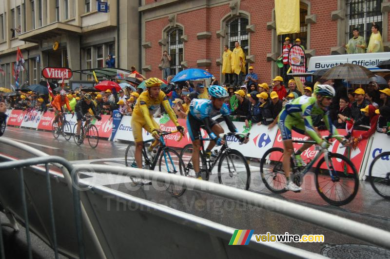 Rinaldo Nocentini (AG2R La Mondiale), Linus Gerdemann (Milram), Frederik Willems (Liquigas), Lance Armstrong (Astana) & Mikel Astarloza (Euskaltel-Euskadi) in Colmar