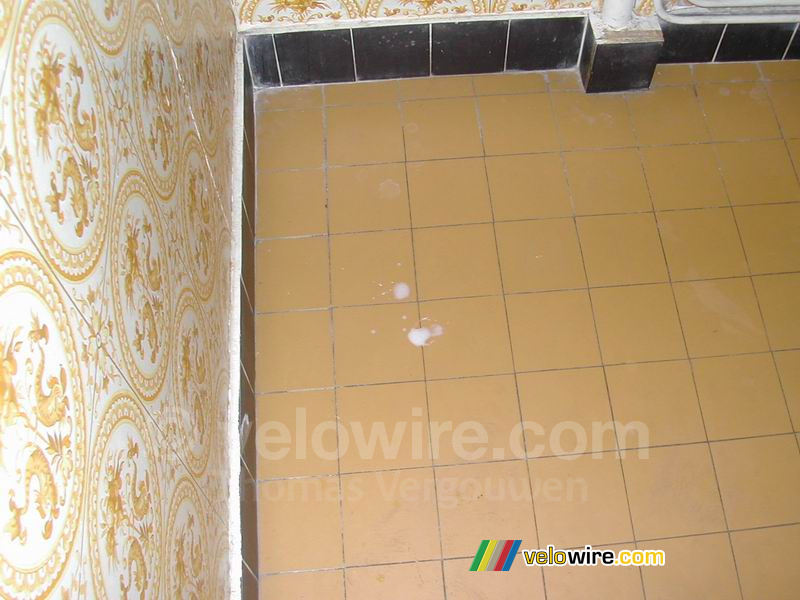 Olivier poetst zijn tanden en ... spuugt naast de wasbak