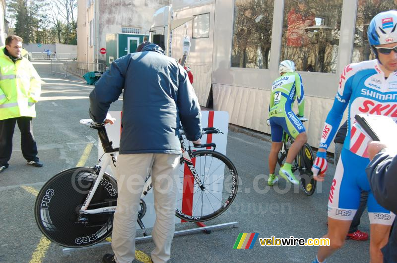 De fiets van Albert Timmer (Skil-Shimano) wordt goedgekeurd