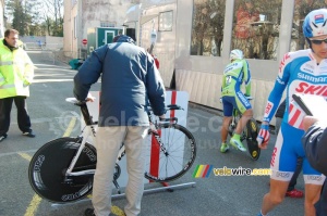 Albert Timmer (Skil-Shimano)'s bike gets approved (836x)