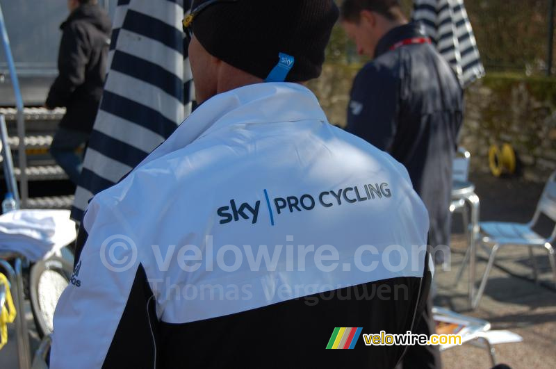 Een jas van Team Sky