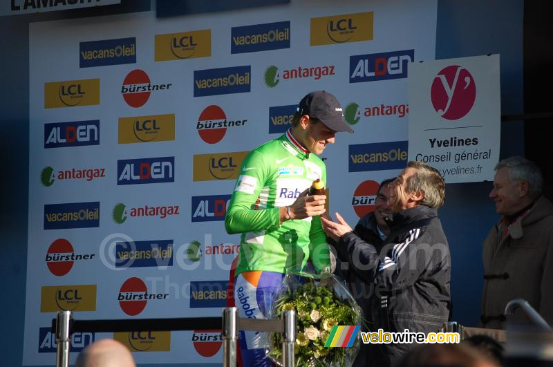 Lars Boom (Rabobank) krijgt een bidon van chocola