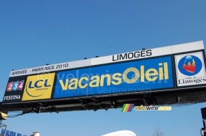 The Paris-Nice 2010 finish in Limoges (688x)