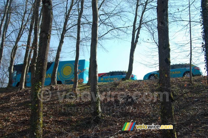 De bus en auto's van Astana