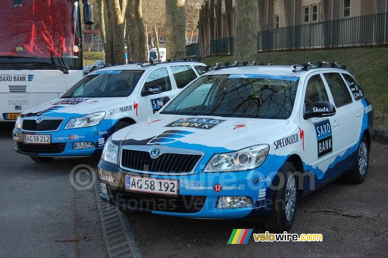 De auto's van Team Saxo Bank