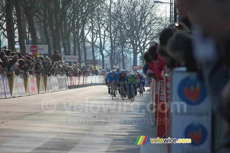 William Bonnet (Bbox Bouygues Telecom) en Luis-Léon Sanchez gaan de sprint aan met Peter Sagan (Liquigas-Doimo)