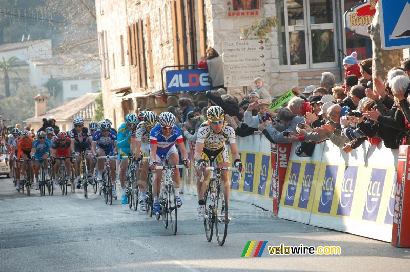 Eerste doorkomst in Tourrettes-sur-Loup: Tony Martin (HTC-Columbia) voor Dimitri Champion (AG2R La Mondiale)