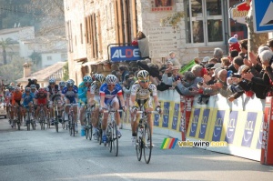 First crossing of the finish line in Tourrettes-sur-Loup: Tony Martin (HTC-Columbia) and Dimitri Champion (AG2R La Mondiale) (471x)