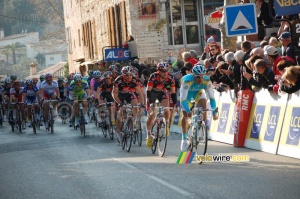 First crossing of the finish line in Tourrettes-sur-Loup: Oscar Pereiro (Astana) ahead of his former team mates of Caisse d'Epargne (460x)