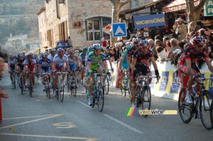 First crossing of the finish line in Tourrettes-sur-Loup: Alejandro Valverde (Caisse d'Epargne) (420x)