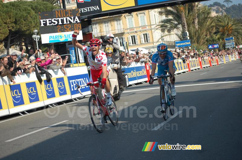 Amaël Moinard (Cofidis) wint de sprint van Thomas Voeckler (Bbox Bouygues Telecom) (2)