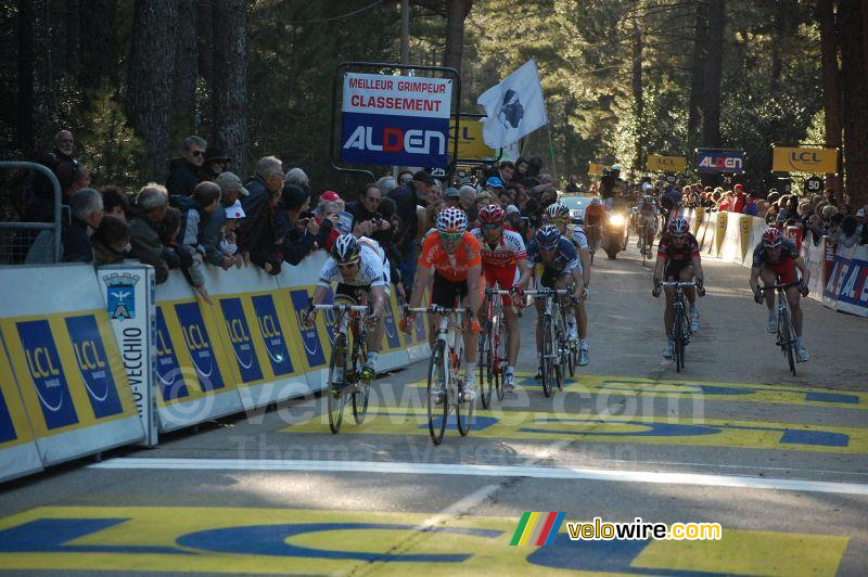 De sprint om de derde plaats wordt gewonnen door Samuel Sanchez (Euskaltel-Euskadi)