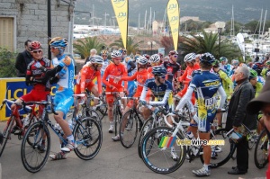 The riders prepare for the start of the second stage (982x)