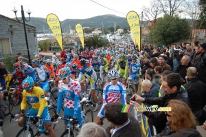 The peloton at the start in Porto-Vecchio (835x)