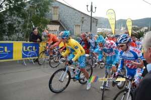 The riders leave the start (969x)