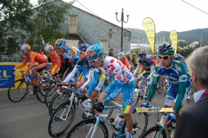 The riders leave the start (2) (888x)